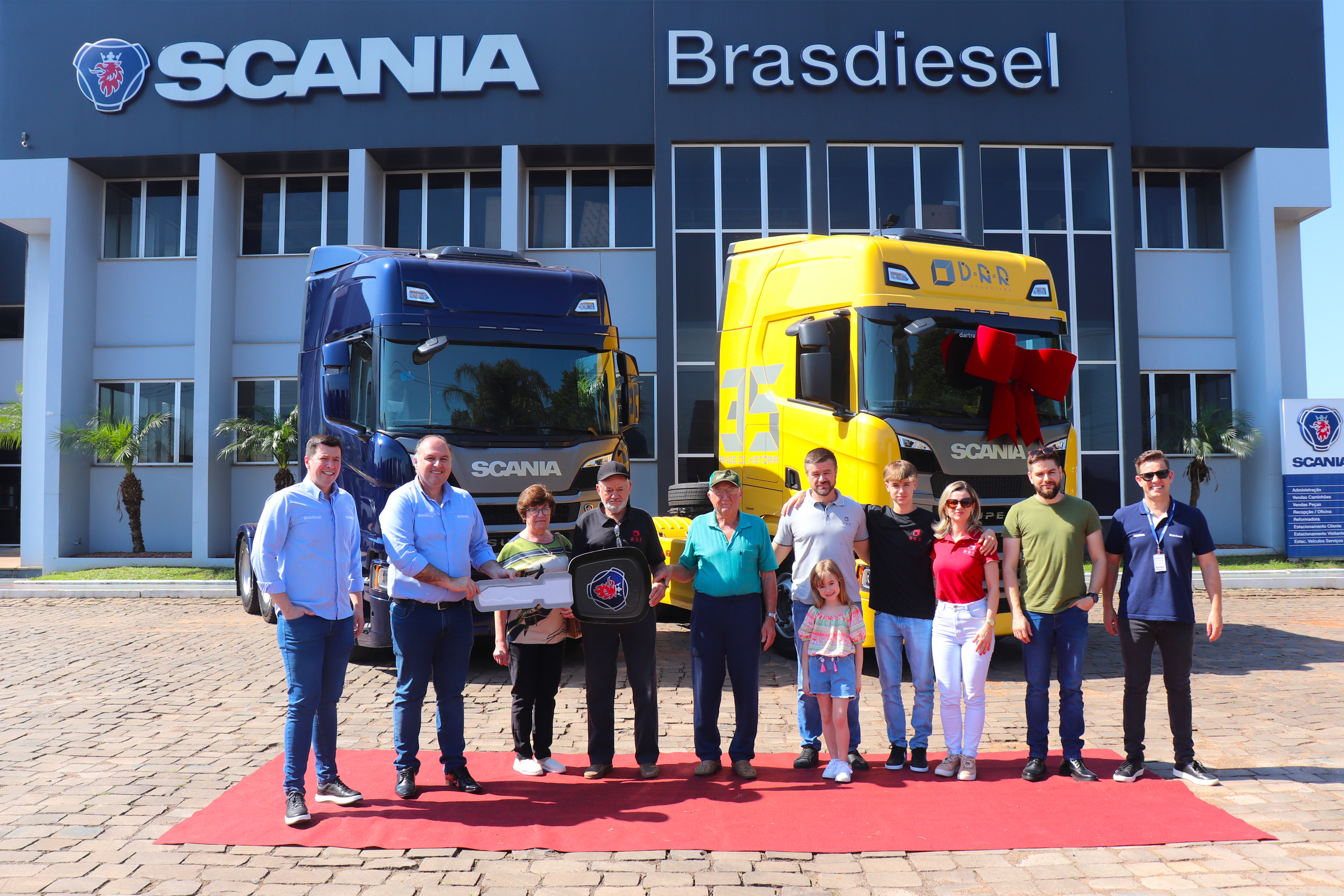 D.A.R. TRANSPORTES E COMÉRCIO LTDA celebra 35 anos de  fundação com caminhão comemorativo Scania.